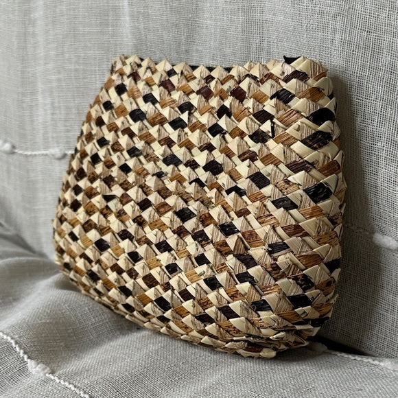 Handcrafted Uganda Made Banana Leaf & Palm Leaf Handwoven Zipper Clutch NWOT - Picture 2 of 10